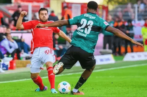 周日012德甲前瞻:斯图加特伤病潮遇柏林联合左路真空,冲四战意VS残阵杀招谁能突围?