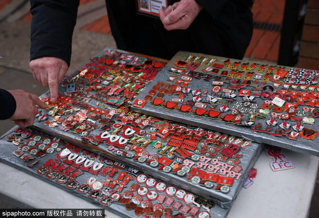 利物浦球迷撤旗抗议:安菲尔德的“心跳”为何沉默?